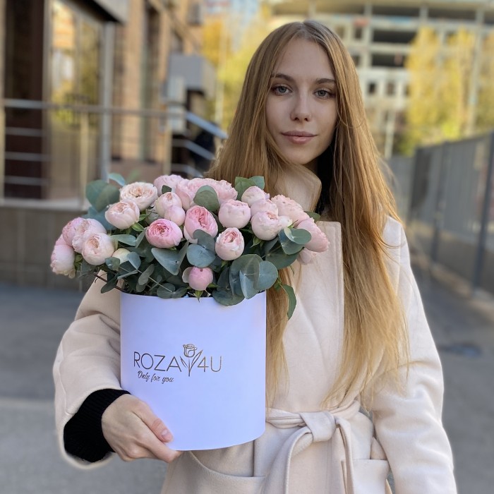 15 пионовидных кустовых роз Мансфилд Парк в коробке