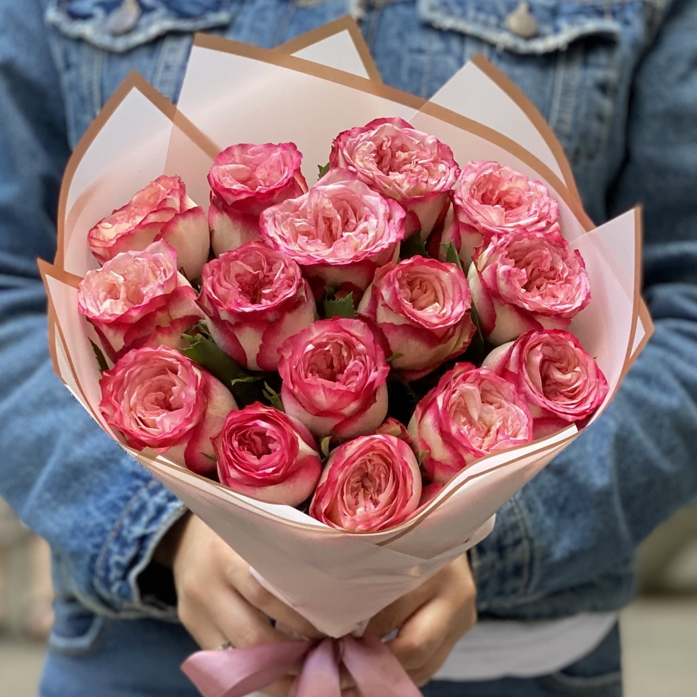 Нежные пионовидные розы в шикарном букете недорого с доставкой на День Святого Валентина
