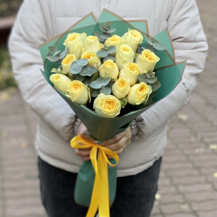 Букет из роз Баттеркап с эвкалиптом 35 см