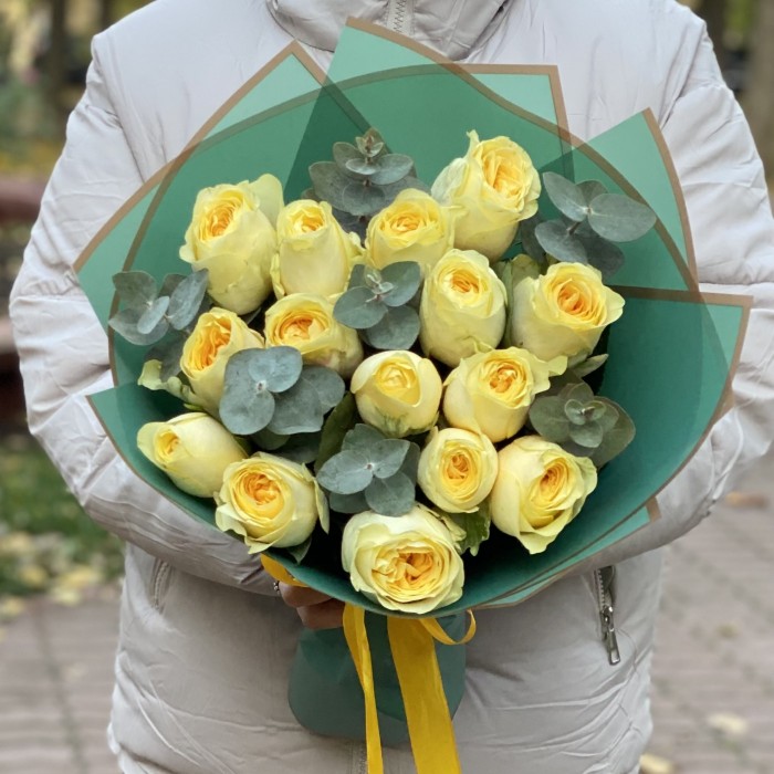 Букет из роз Баттеркап с эвкалиптом 35 см