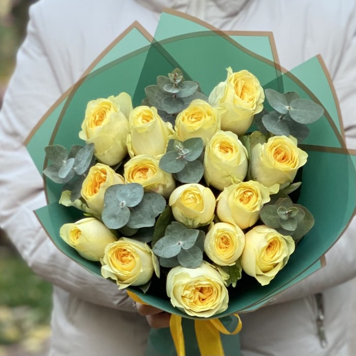 Букет из роз Баттеркап с эвкалиптом 35 см