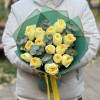 Букет из роз Баттеркап с эвкалиптом 35 см