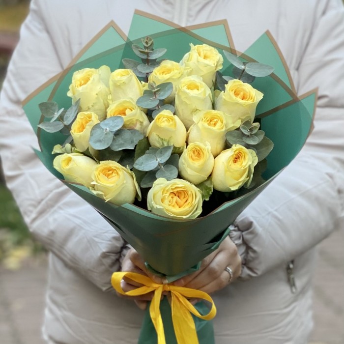 Букет из роз Баттеркап с эвкалиптом 35 см