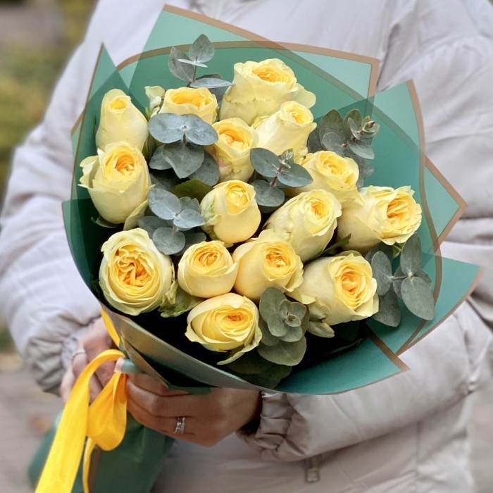 Букет из роз Баттеркап с эвкалиптом 35 см