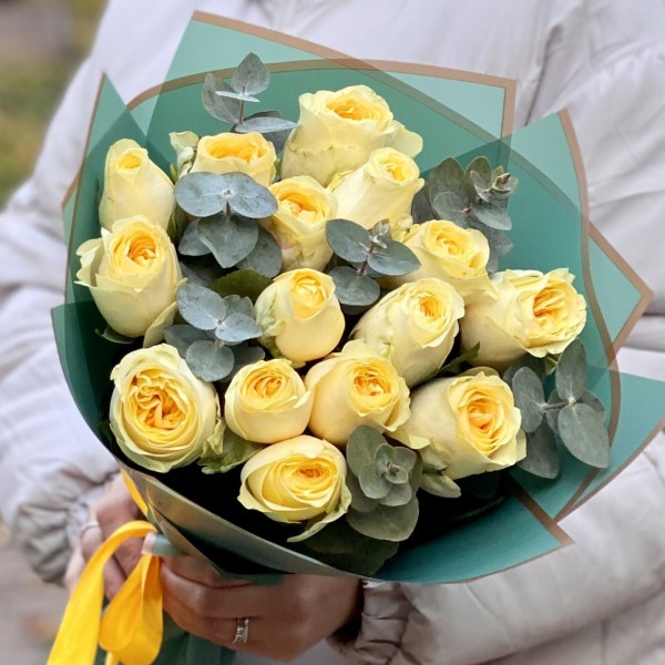 Букет из роз Баттеркап с эвкалиптом 35 см
