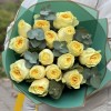 Букет из роз Баттеркап с эвкалиптом 35 см