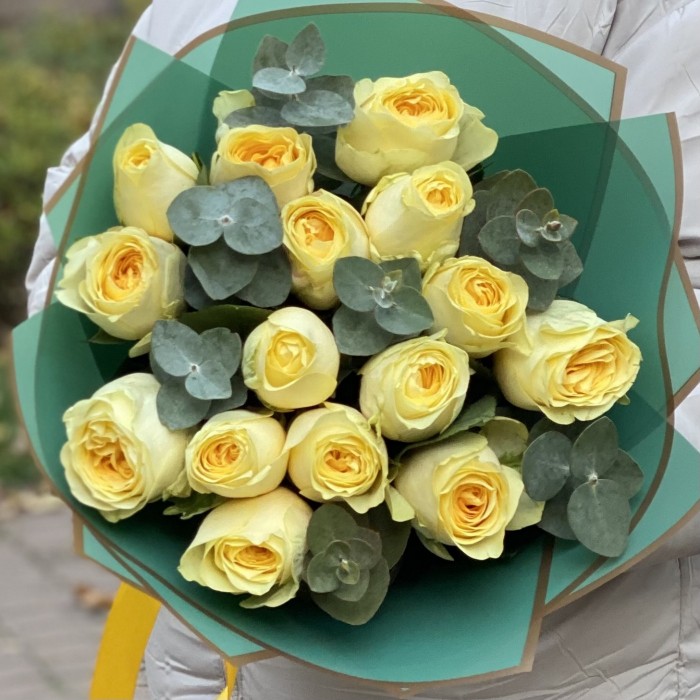 Букет из роз Баттеркап с эвкалиптом 35 см