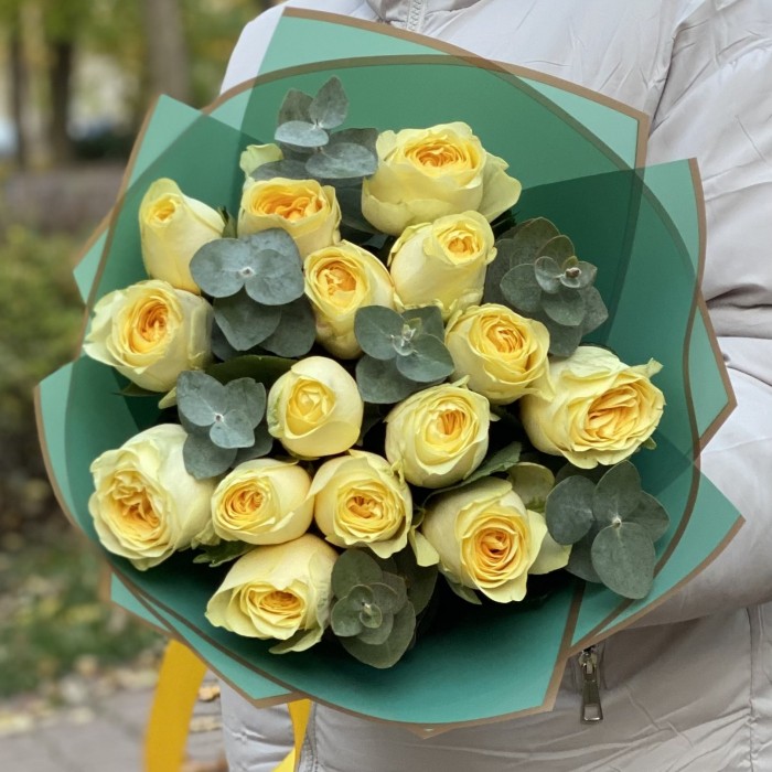 Букет из роз Баттеркап с эвкалиптом 35 см