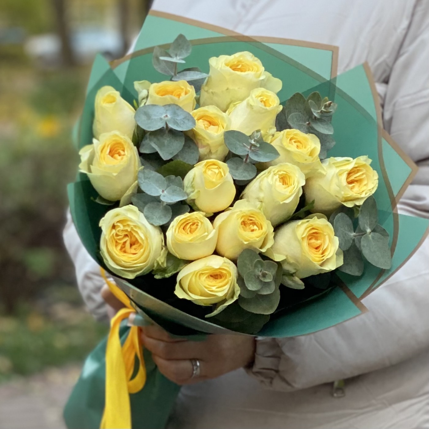 Желтые розы с эвкалиптом до 5 тыс рублей на День Святого Валентина