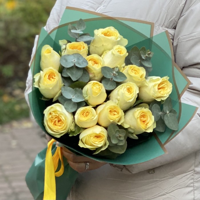 Букет из роз Баттеркап с эвкалиптом 35 см