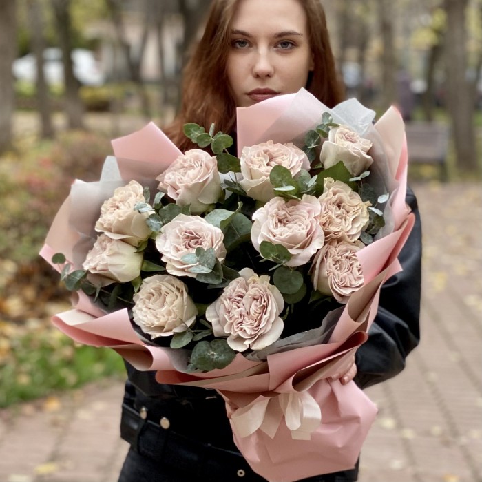 Пионовидная роза Петра с эвкалиптом