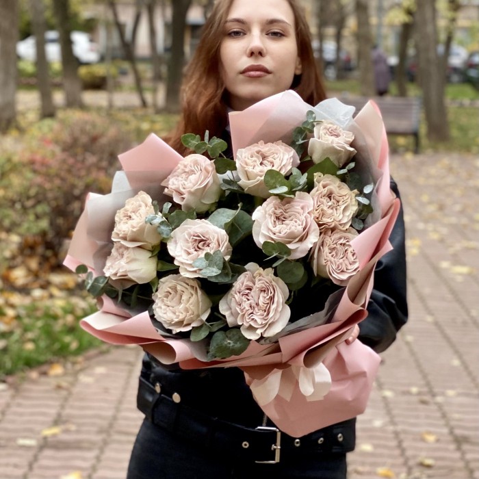 Пионовидная роза Петра с эвкалиптом