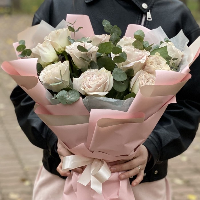 Пионовидная роза Петра с эвкалиптом