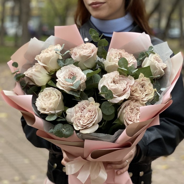 Пионовидная роза Петра с эвкалиптом