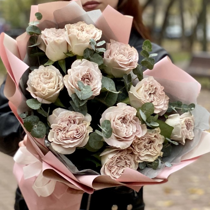 Пионовидная роза Петра с эвкалиптом