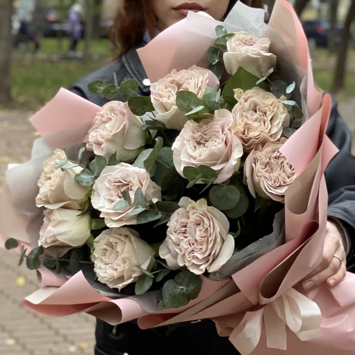 Пионовидная роза Петра с эвкалиптом