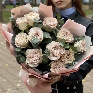 Пионовидная роза Петра с эвкалиптом Пионовидная роза Петра с эвкалиптом