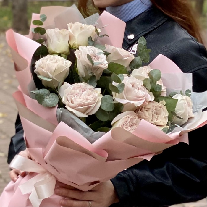 Пионовидная роза Петра с эвкалиптом