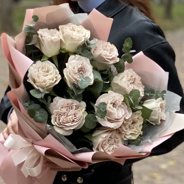 Пионовидная роза Петра с эвкалиптом