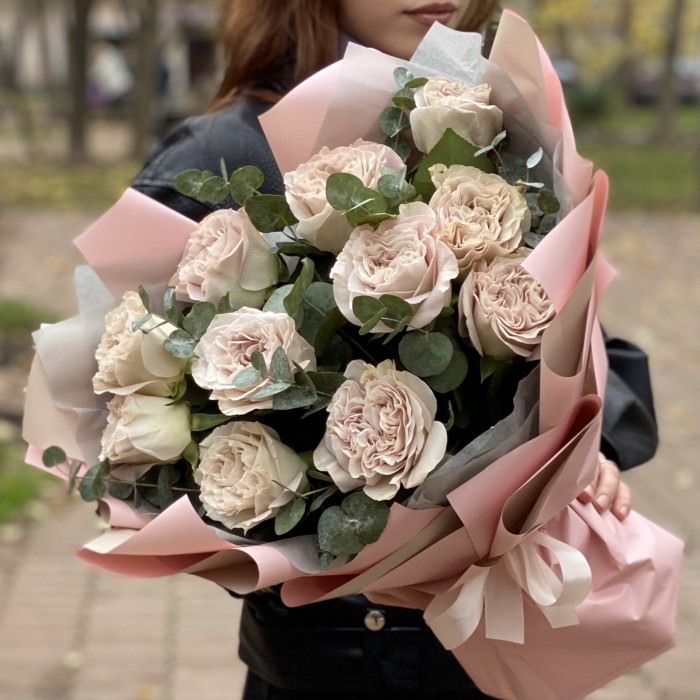 Пионовидная роза Петра с эвкалиптом