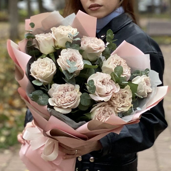 Пионовидная роза Петра с эвкалиптом