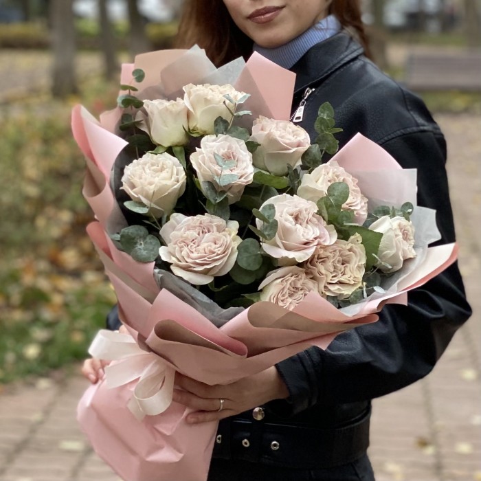 Пионовидная роза Петра с эвкалиптом