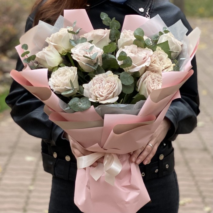 Пионовидная роза Петра с эвкалиптом