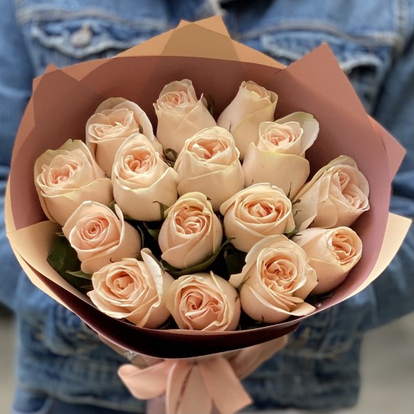 15 пионовидных роз Модести