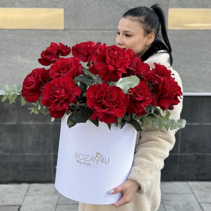 15 пышных красных роз Хартс с эвкалиптом в коробке
