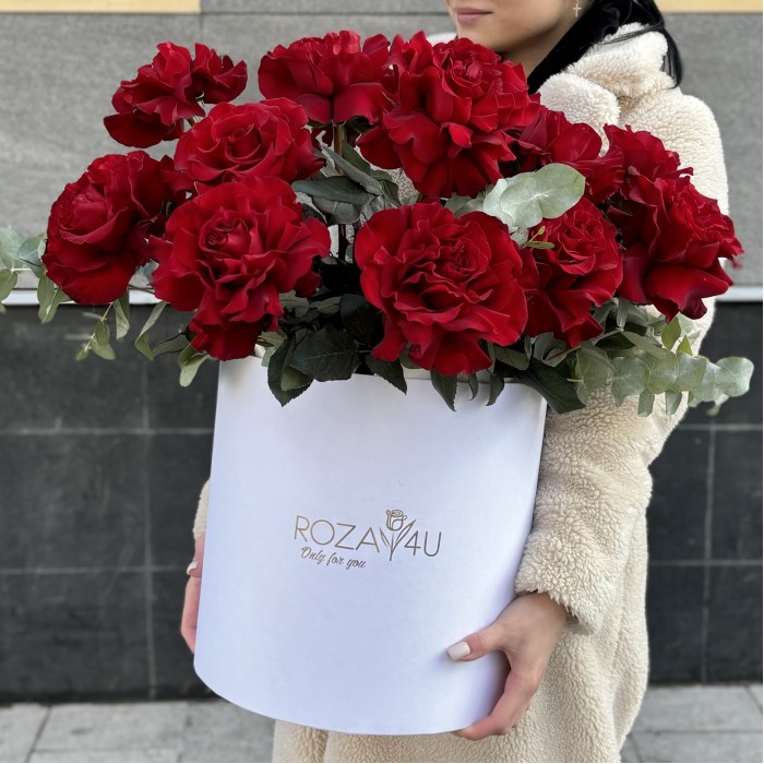 15 пышных красных роз Хартс с эвкалиптом в коробке