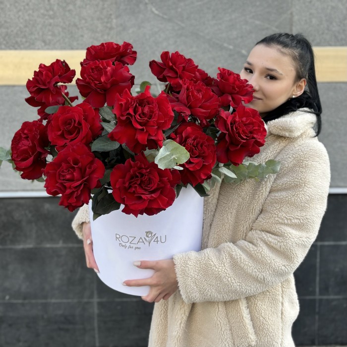 15 пышных красных роз Хартс с эвкалиптом в коробке