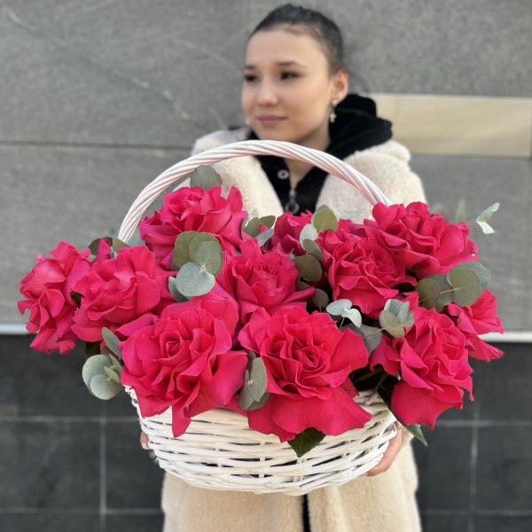 15 пышных роз Пинк Флойд с эвкалиптом в корзине