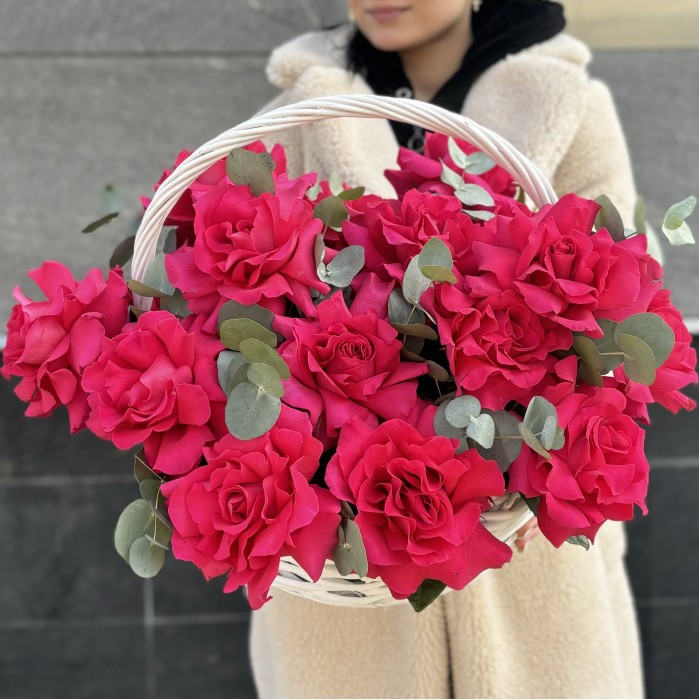 15 пышных роз Пинк Флойд с эвкалиптом в корзине