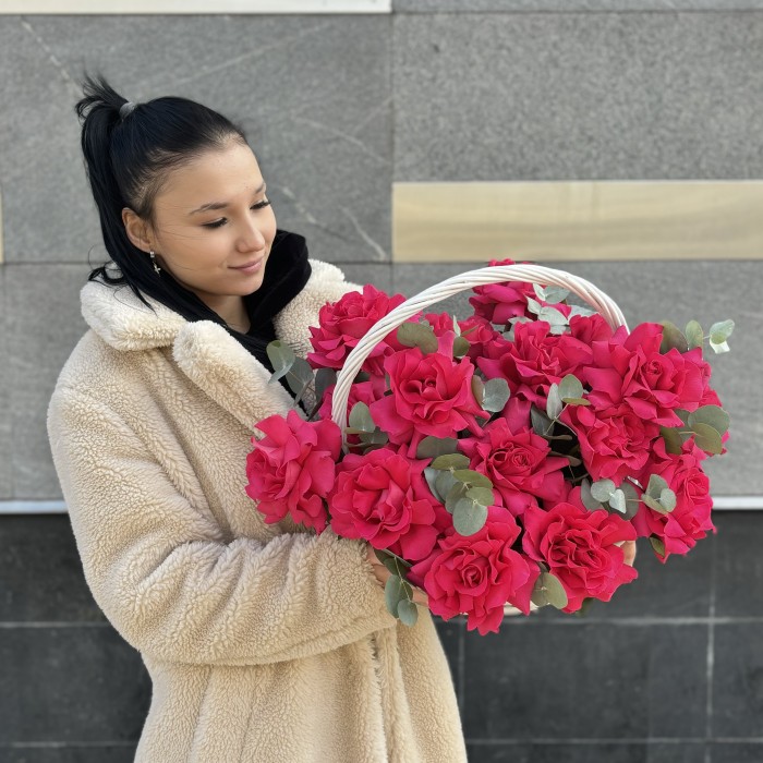 15 пышных роз Пинк Флойд с эвкалиптом в корзине