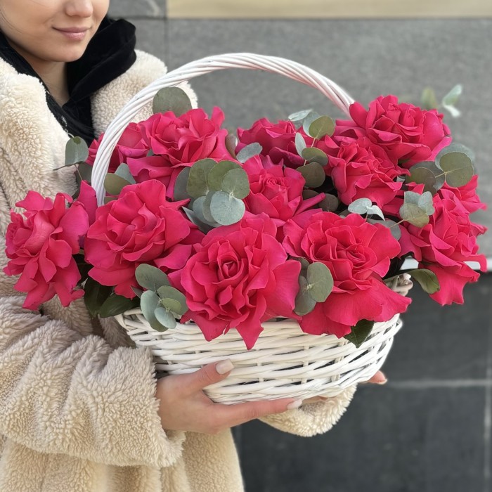 15 пышных роз Пинк Флойд с эвкалиптом в корзине