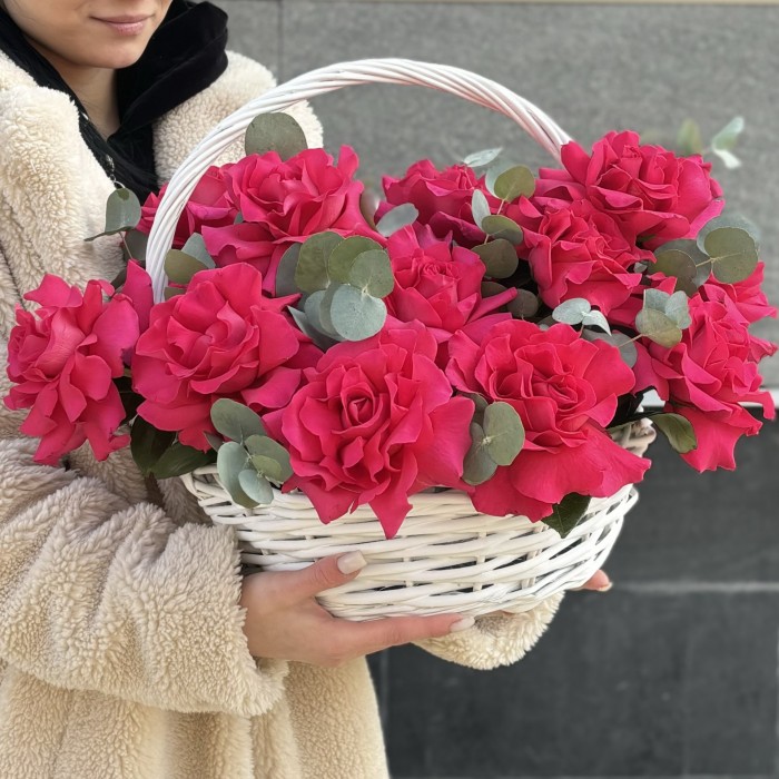 15 пышных роз Пинк Флойд с эвкалиптом в корзине