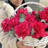 15 пышных роз Пинк Флойд с эвкалиптом в корзине