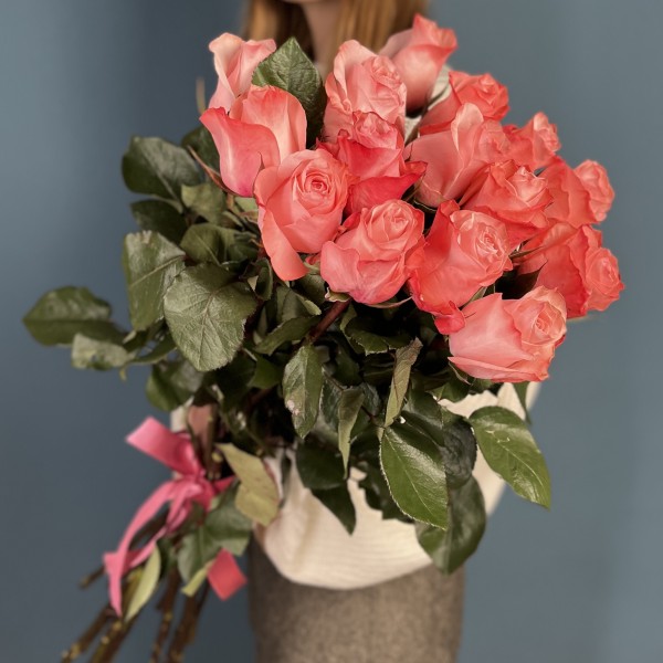 15 длинных розовых роз Би Свит 80 см