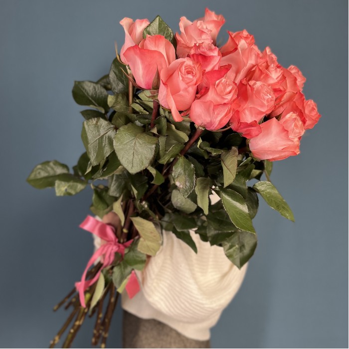 15 длинных розовых роз Би Свит 80 см