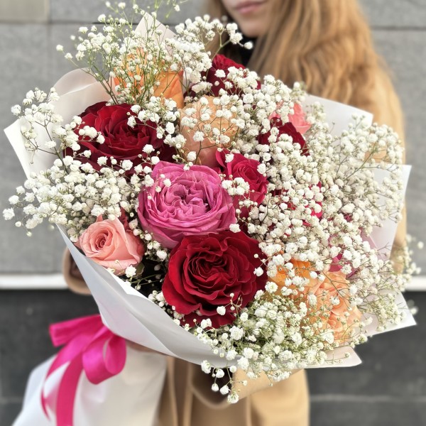 15 роз Праздничный микс с гипсофилой