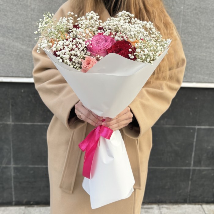 15 роз Праздничный микс с гипсофилой
