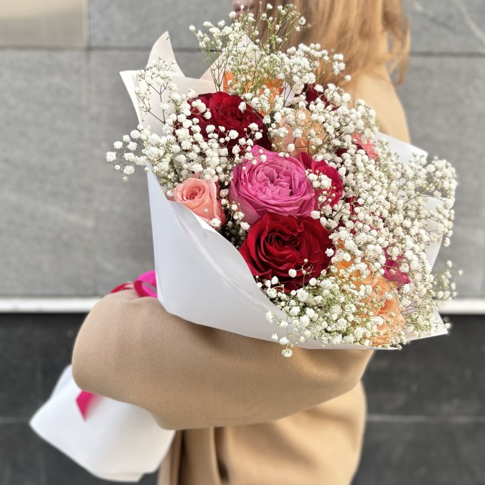 15 роз Праздничный микс с гипсофилой