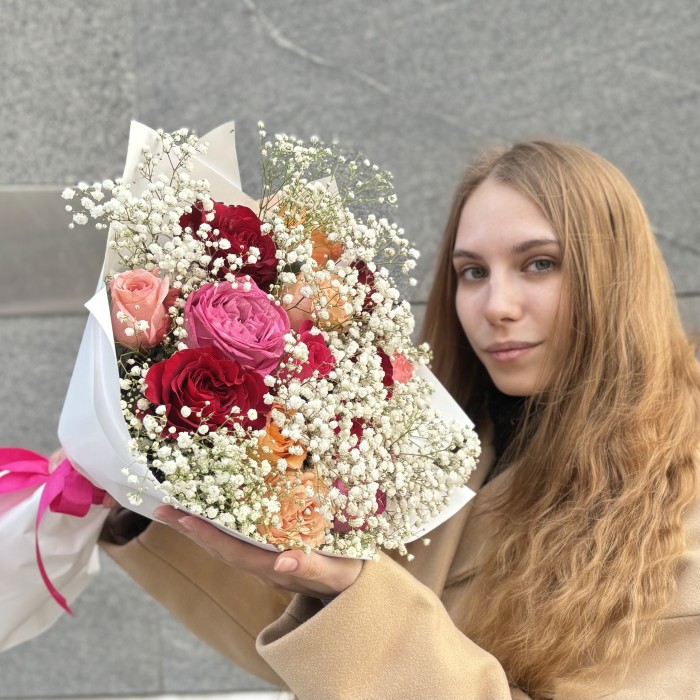 15 роз Праздничный микс с гипсофилой