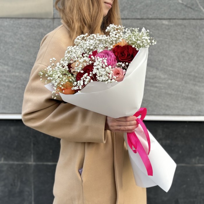 15 роз Праздничный микс с гипсофилой