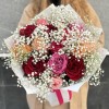 15 роз Праздничный микс с гипсофилой