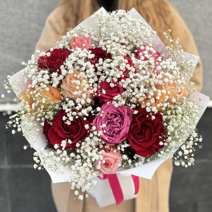 15 роз Праздничный микс с гипсофилой