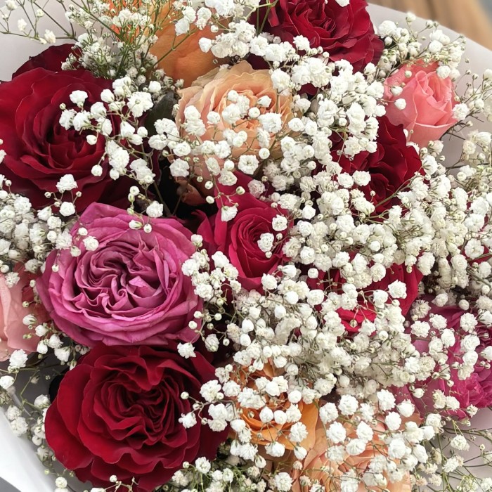 15 роз Праздничный микс с гипсофилой