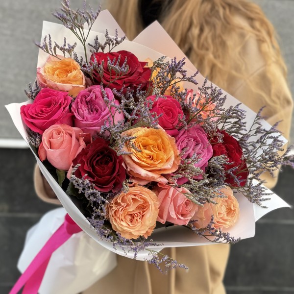 15 роз Праздничный микс с лимониумом