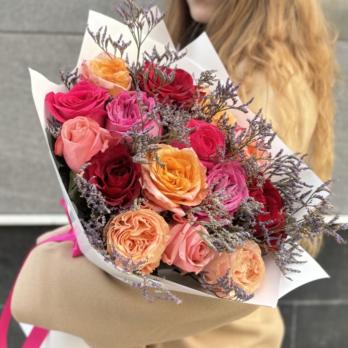 15 роз Праздничный микс с лимониумом