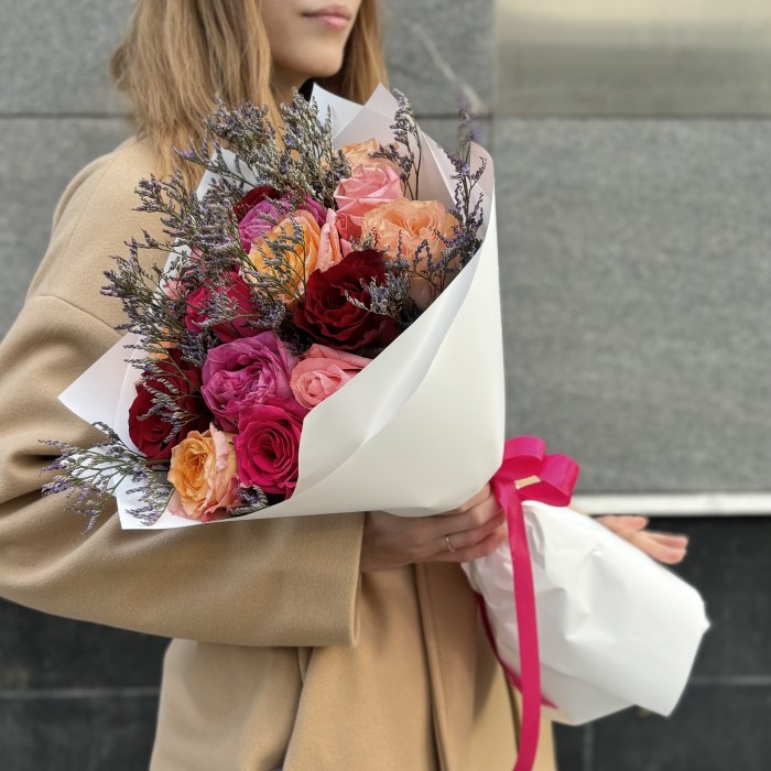 15 роз Праздничный микс с лимониумом